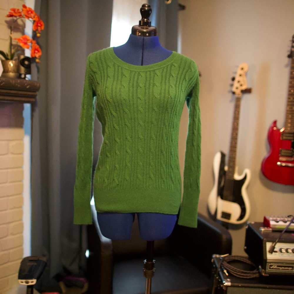 Old Navy Crew Neck Cable Knit Sweater - Small
